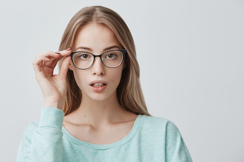 Okulary korekcyjne to nie tylko narzędzie poprawiające wzrok, ale również modowy dodatek, który podkreśla naszą osobowość i styl